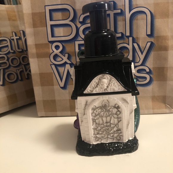 Bath & Body Works HAUNTED HOUSE HALLOWEEN Foaming SOAP DISPENSER - Picture 3 of 7
